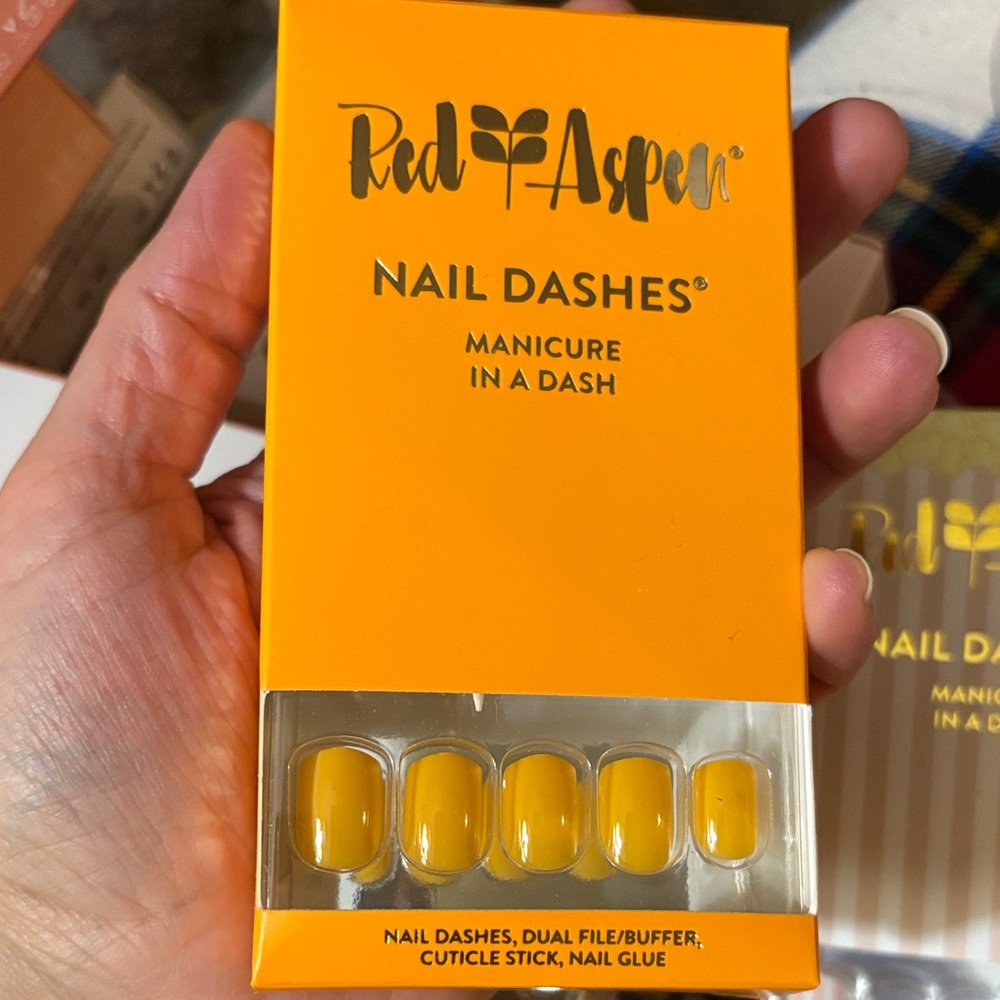 Red Aspen Yellow Nail Dashes